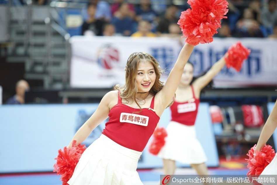 聚光灯下，篮球宝贝们扎着利落的马尾，身着亮黄色短裙，随着音乐节奏整齐跃起，修长双腿划出优美的弧线，仿佛将全场的能量都凝聚在这一刻。