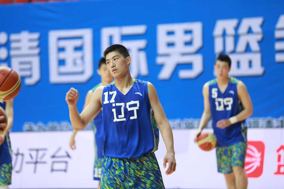 福清争霸赛惊魂一幕辽篮遭俄罗斯军团十七分大逆转 俄罗斯诺沃斯比尔斯克队球员在福清赛场上演惊天逆转后,握拳怒吼宣泄激情