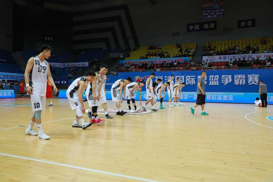 福清争霸赛辽篮狂胜立陶宛劲旅 内线巨塔旱地拔葱,双手重锤怒扣震慑全场