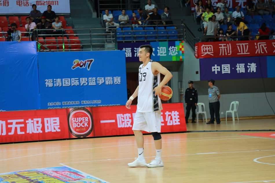 福清争霸赛辽篮狂胜立陶宛劲旅 后场核心蝴蝶穿花,急停跳投美如画锁定胜局