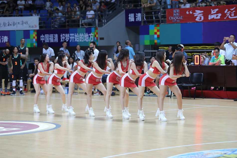 福清国际男篮争霸赛福建队主场加冕 陈林坚率队力克俄罗斯夺冠 福清籍国手陈林坚在三分线外手起刀落,皮球划出完美弧线直钻网心,全场球迷为之沸腾