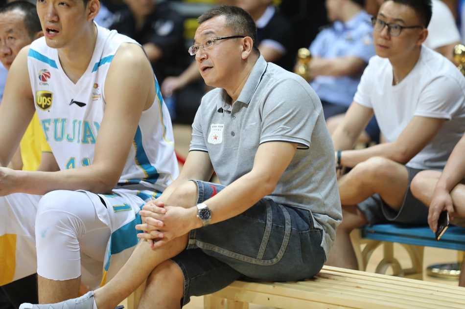 福清国际男篮争霸赛福建队主场加冕 陈林坚率队力克俄罗斯夺冠 福清市体育馆内灯火通明,福建队球员在主场山呼海啸般的助威声中蓄势待发