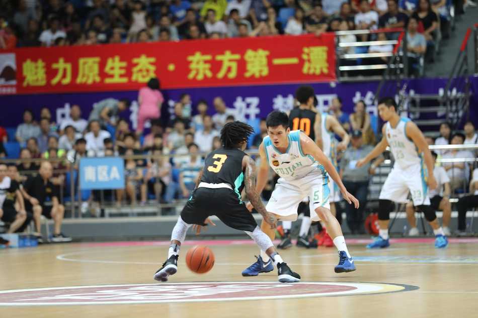 福清国际男篮争霸赛福建队主场加冕 陈林坚率队力克俄罗斯夺冠 赛后,福建队球员们簇拥在场地中央,共同庆祝这来之不易的冠军时刻,每个人的脸上都洋溢着胜利的喜悦