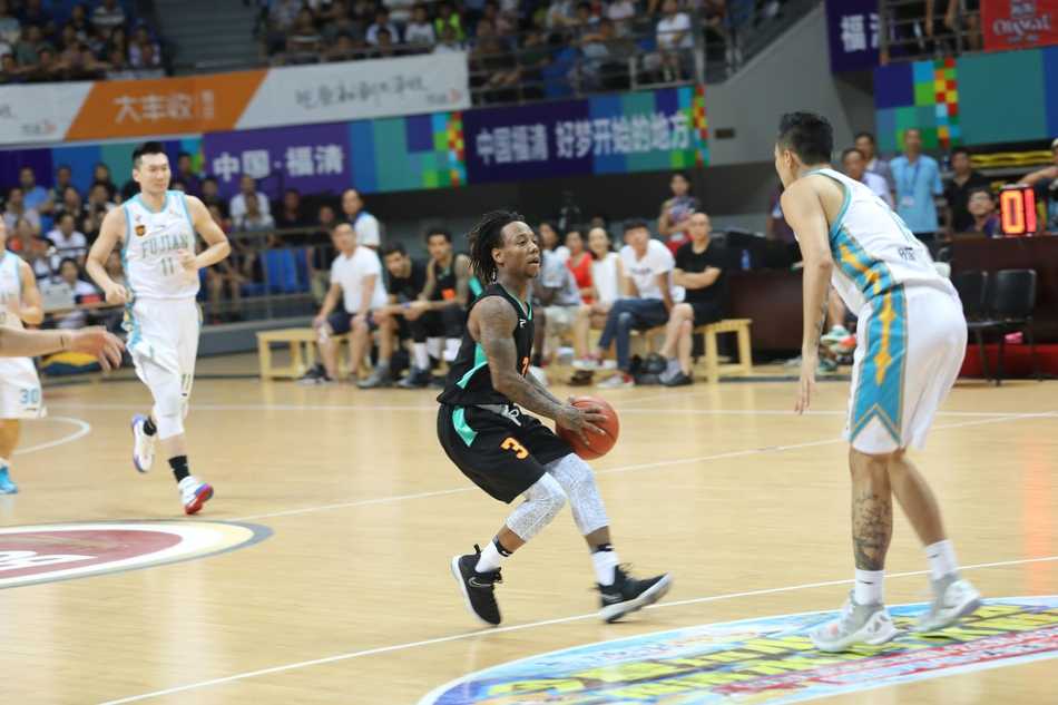 福清国际男篮争霸赛福建队主场加冕 陈林坚率队力克俄罗斯夺冠 福建队中锋孙喆在篮下强起,面对多人包夹将球稳稳放入篮筐,展现出内线的绝对统治力