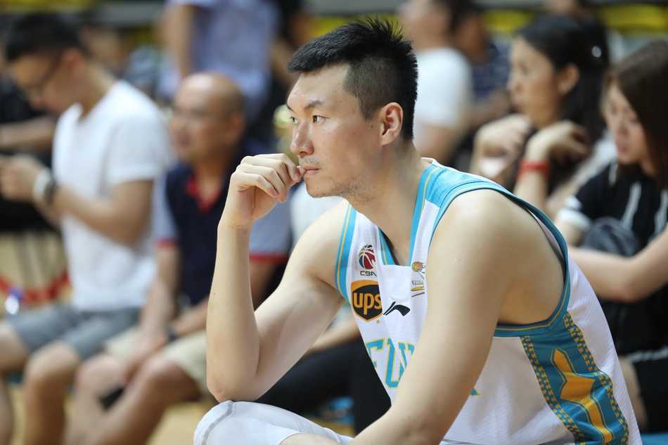 福清国际男篮争霸赛福建队主场加冕 陈林坚率队力克俄罗斯夺冠 俄罗斯队球员雷诺在严密防守下强行突破,他的犀利突破是球队撕开防线的重要武器