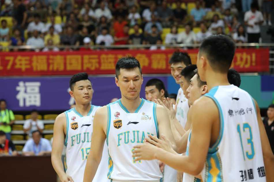 福清国际男篮争霸赛福建队主场加冕 陈林坚率队力克俄罗斯夺冠 福建队队长周启新在快攻中上篮得分,他犀利的突破和强硬的防守是球队逆转比赛的关键