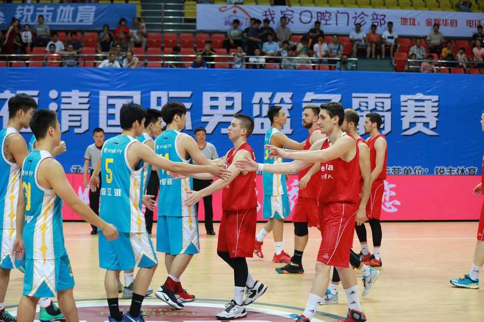 福清男篮争霸赛烽火录 福建队力克塞尔维亚明星队挺进决赛 赵泰隆在对手严密防守下强行突破,他的眼神坚毅如炬,身形化作一道红色闪电直杀篮下。