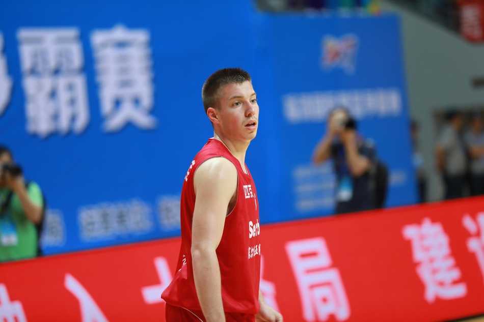 福清男篮争霸赛烽火录 福建队力克塞尔维亚明星队挺进决赛 福建队全体队员围成一圈怒吼庆祝,红色的队服汇聚成一片燃烧的海洋,胜利的喜悦溢于言表。