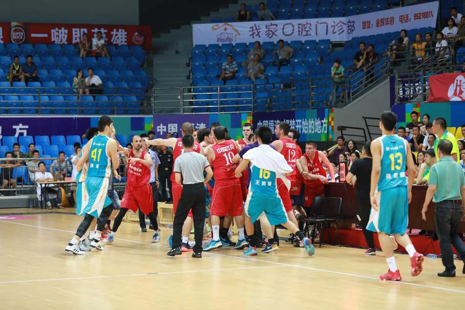 福清男篮争霸赛烽火录 福建队力克塞尔维亚明星队挺进决赛 周启新在高速运球中指挥队友跑位,他的每一个手势都像是战场上的将军,调动着千军万马。