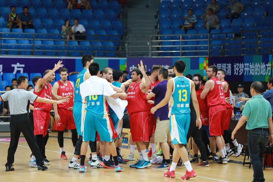 福清男篮争霸赛烽火录 福建队力克塞尔维亚明星队挺进决赛 李江淮与队友击掌相庆,脸上洋溢着激情与自信,汗水在灯光下闪烁,仿佛在宣告王者归来。