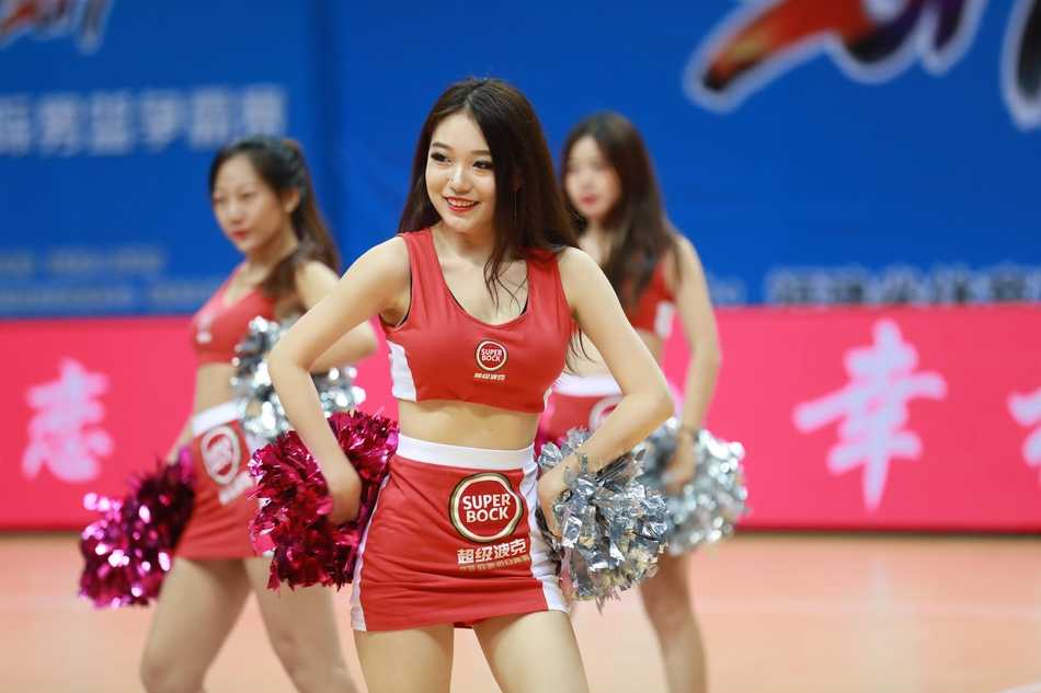 福清男篮争霸赛烽火录 福建队力克塞尔维亚明星队挺进决赛 孙喆高高跃起摘下篮板,他在内线犹如巨人般掌控一切,身边的对手只能望球兴叹。