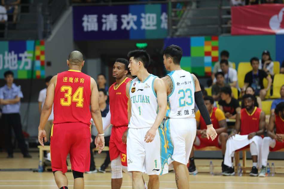 福清男篮争霸赛福建队上演惊天逆转 主场力克美国明星联队 赛后,福建队的球员们围成一圈,互相击掌鼓励,笑容洋溢在每个人的脸上,他们身后的记分牌显示着96:89的最终比分。