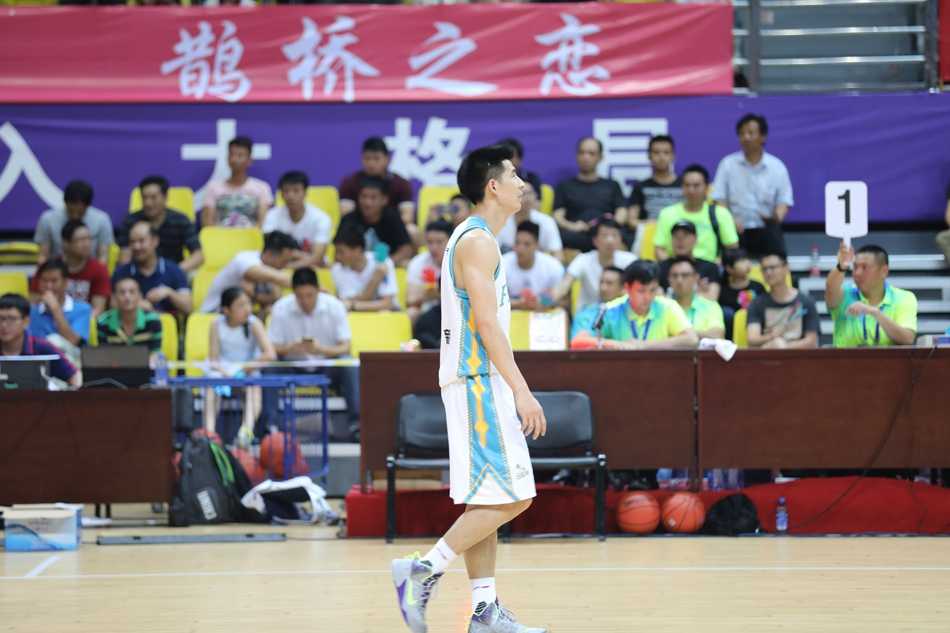 福清男篮争霸赛福建队上演惊天逆转 主场力克美国明星联队 黄毅超在三分线外果断起跳,出手瞬间手腕轻轻一抖,篮球旋转着飞向篮筐,他的脸上写满了自信与坚决。