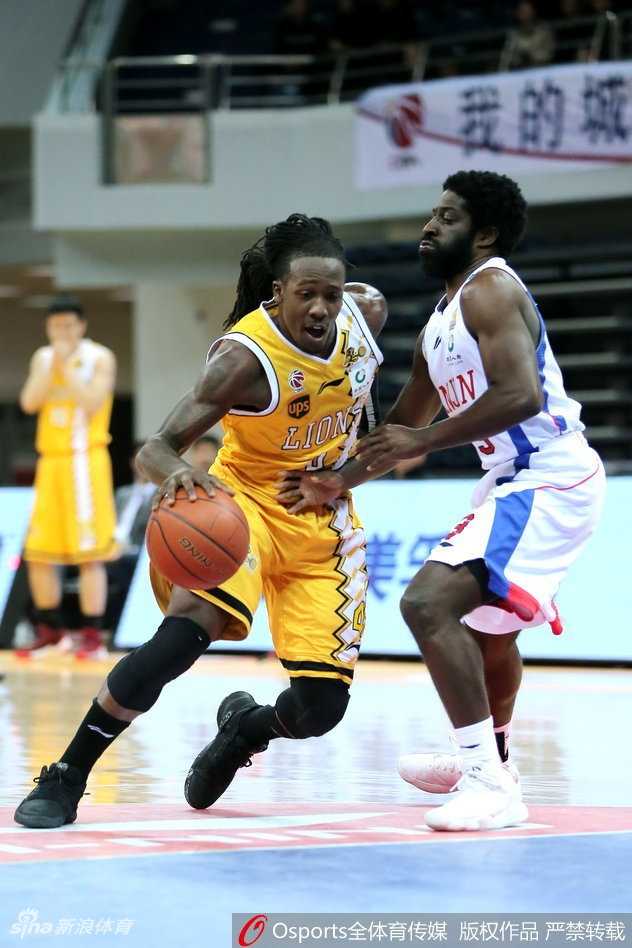 广厦射手赵岩昊在外线觅得良机，果断起跳出手，皮球划过一道彩虹般的弧线，稳稳空心入网，留下对手无奈的眼神。