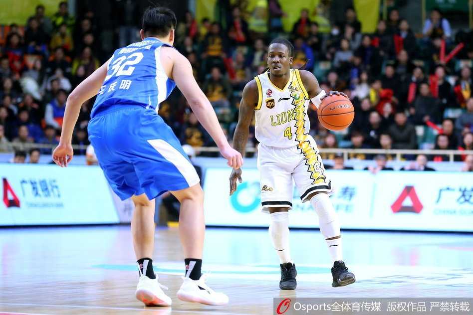 福特森无双39分19助,广厦力克青岛豪取八连胜 广厦核心福特森面对青岛多人包夹防守,毫无惧色跃起传球,眼神中透露着必胜的决心。