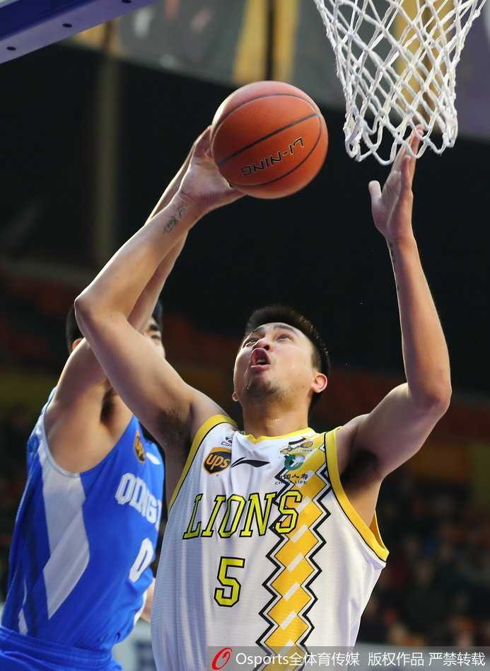 福特森无双39分19助,广厦力克青岛豪取八连胜 青岛队高尚旱地拔葱,上演遮天大帽,一掌将广厦球员苏若禹的上篮扇飞,展现了惊人的弹跳和防守决心。