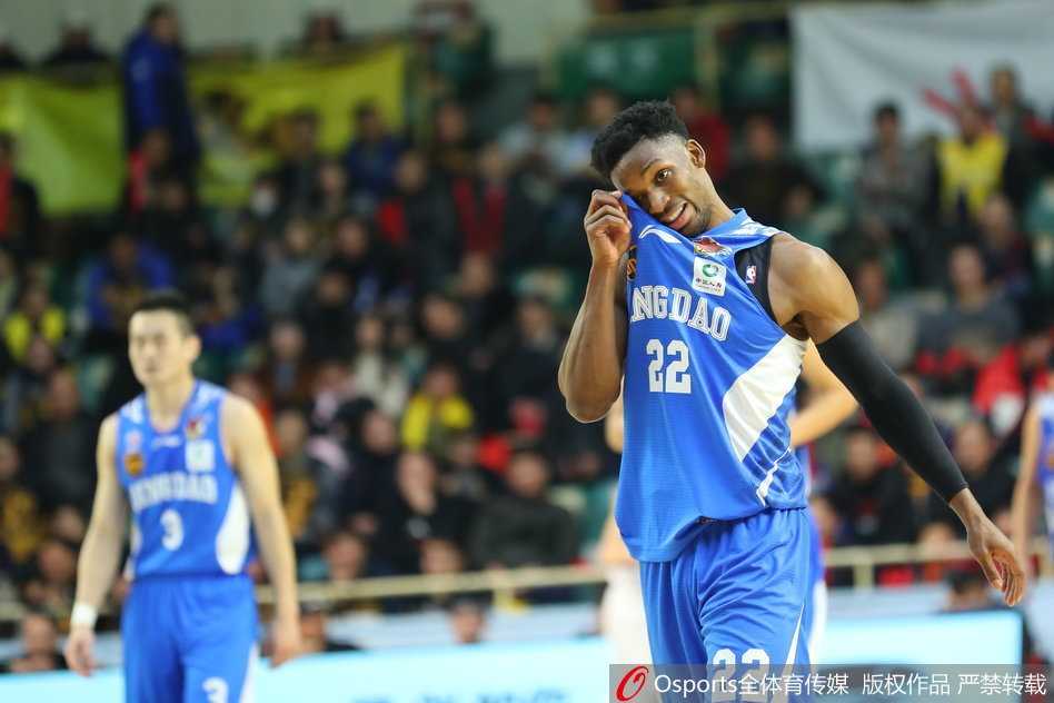 福特森无双39分19助,广厦力克青岛豪取八连胜 青岛外援吉布森在广厦严防死守下强行干拔三分,球在空中划出美妙弧线直钻网心。