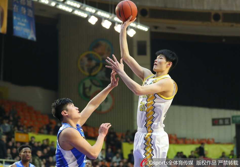 福特森无双39分19助,广厦力克青岛豪取八连胜 广厦队胡金秋在青岛内线长人林中高高跃起,稳稳命中标志性中投,动作舒展柔和。