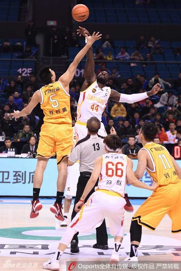福特森穿针引线胡金秋内线翻江倒海,广厦客场兵不血刃擒同曦豪取六连胜 广厦队核心后卫福特森在人群中撕开防线,以一记鬼魅般的上篮撕裂同曦队的防守,他的眼神中充满了对胜利的渴望。