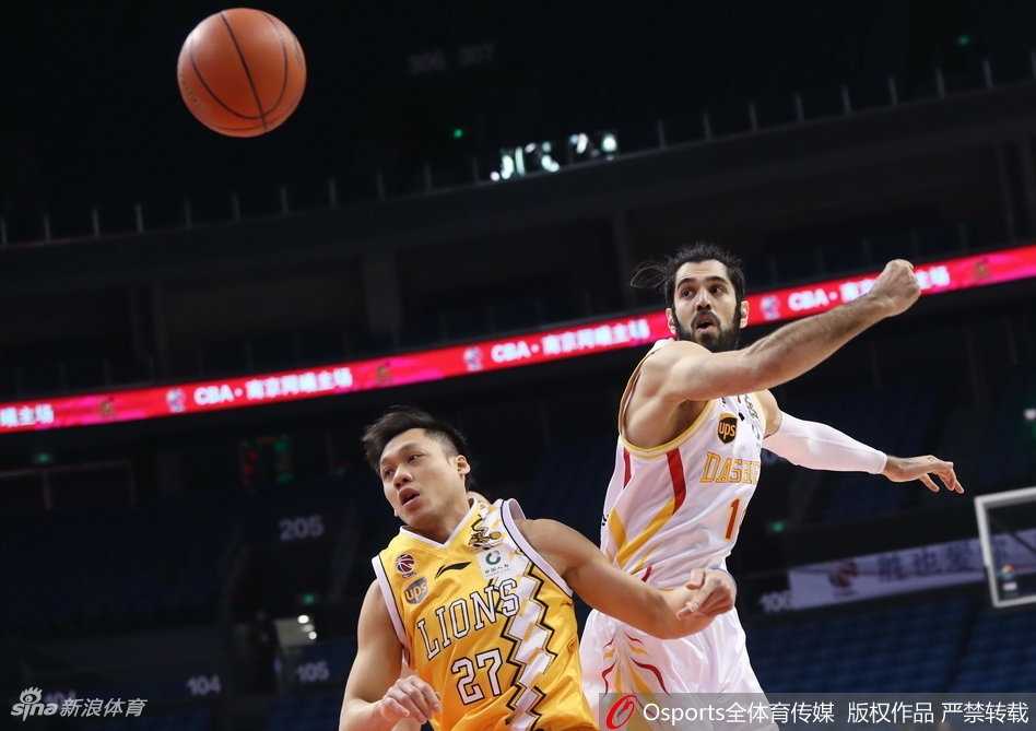 福特森穿针引线胡金秋内线翻江倒海,广厦客场兵不血刃擒同曦豪取六连胜 年轻的胡金秋在希克森的长臂干扰下,依然坚定地起跳,用一双大手稳稳摘下前场篮板,他的眼里只有篮筐和胜利。