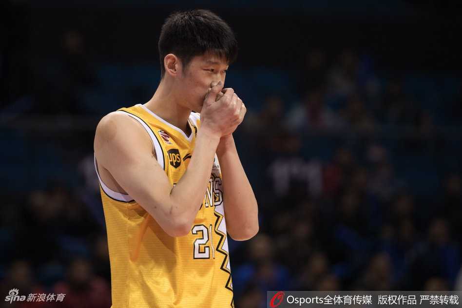 福特森穿针引线胡金秋内线翻江倒海,广厦客场兵不血刃擒同曦豪取六连胜 林志杰宝刀不老,用一记美如画的急停跳投为球队添上两分,他的身影是广厦队底蕴与经验的象征。