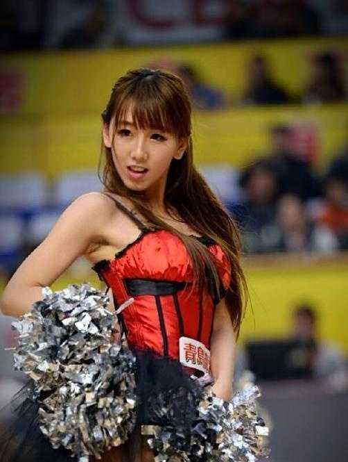 科比门徒与志玲倩影:浙传篮球宝贝的跨界魅力 球场边的她托腮沉思,眉眼弯弯似月牙,流露出对偶像科比的专注与喜爱