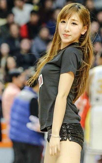 科比门徒与志玲倩影:浙传篮球宝贝的跨界魅力 日常私照中的她气质恬静,与赛场上的热情形成反差萌,但眼神中始终有对篮球的热爱