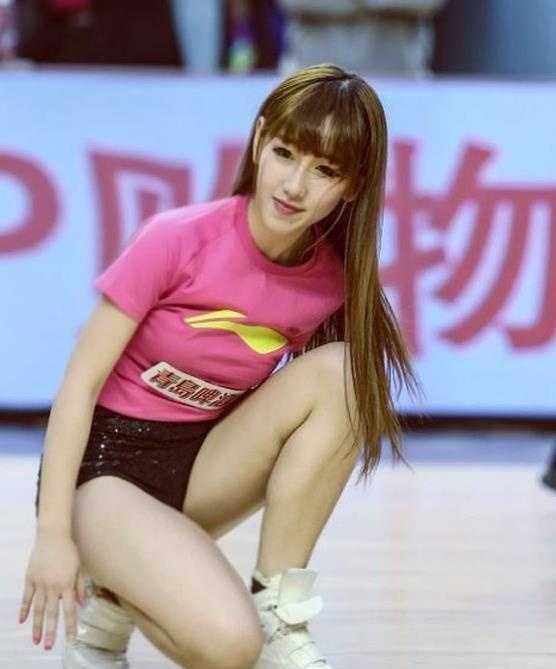 科比门徒与志玲倩影:浙传篮球宝贝的跨界魅力 篮球宝贝眉眼含笑,温柔神态宛如志玲姐姐亲临赛场,为偶像科比加油