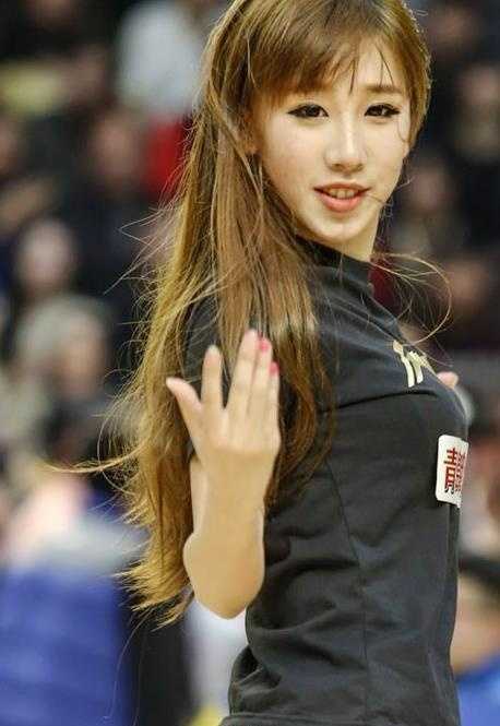 科比门徒与志玲倩影:浙传篮球宝贝的跨界魅力 篮球宝贝身着亮色队服,回眸瞬间眼神清澈,气质清纯中透着一丝俏皮