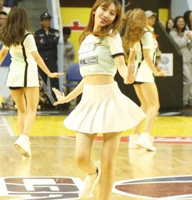 科比门徒与志玲倩影:浙传篮球宝贝的跨界魅力 舞台上的她发丝飞扬笑容灿烂,用最热情的舞姿致敬偶像,活力四射感染全场