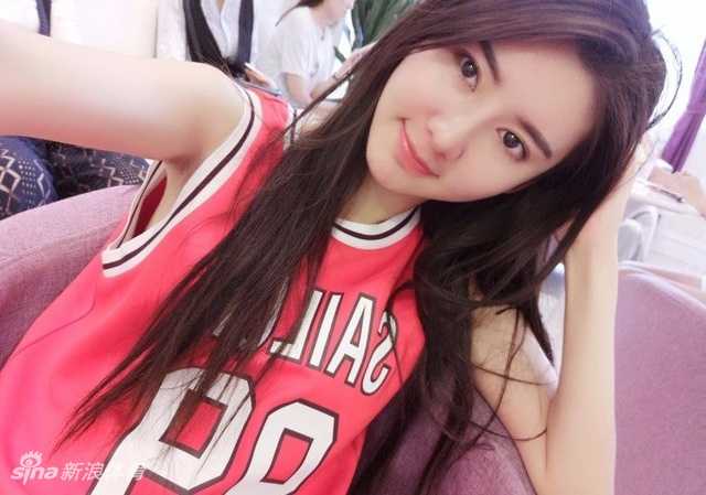 窈窕搏击宝贝萌萌:篮球场上的活力风景线 萌萌在篮球场上优雅站立,修长身材与篮网构成一幅动感画面,笑容比阳光还灿烂