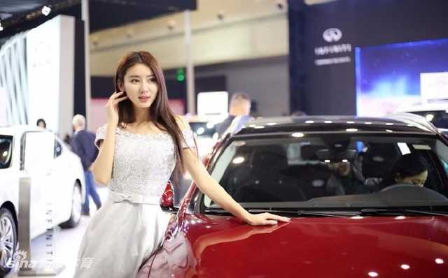 窈窕搏击宝贝萌萌:篮球场上的活力风景线 萌萌在搏击赛场边手持篮球,融合搏击的飒爽与篮球的活力,展现跨界魅力