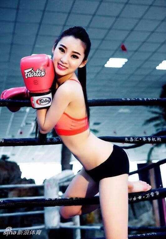 窈窕搏击宝贝萌萌:篮球场上的活力风景线 萌萌坐在篮球旁回眸凝视,窈窕背影与篮球相映,画面静谧而充满力量感