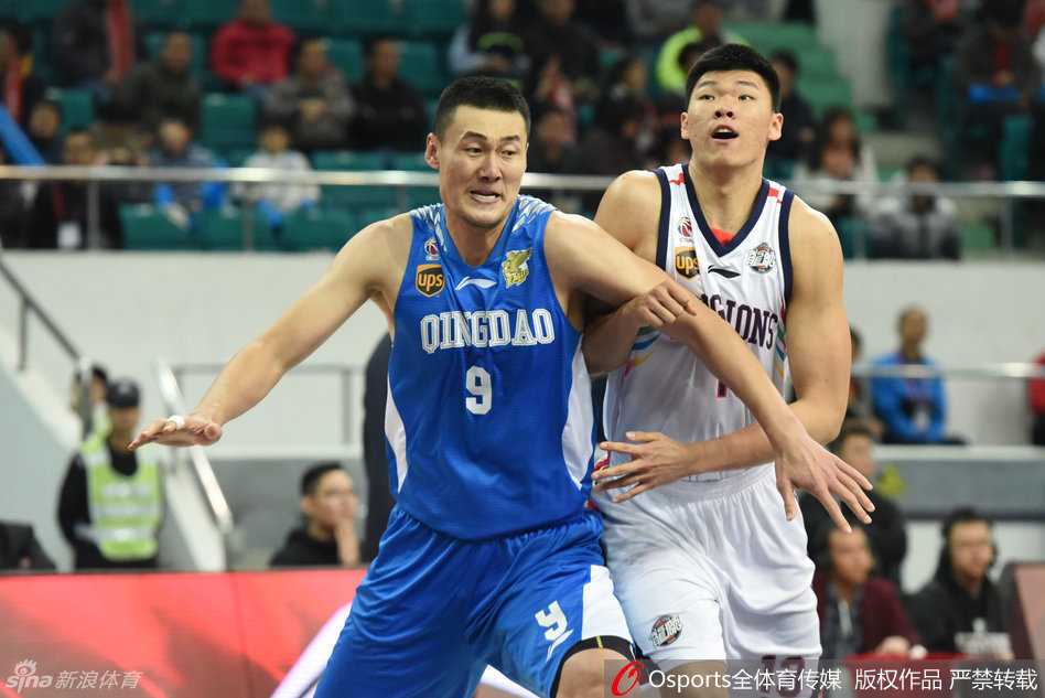 篮下硝烟群英会:从苏伟卡位到麦克鲁姆神射的经典战纪 苏伟在肌肉丛林中张开双臂奋力卡住有利位置,眼神坚毅地盯着来球方向,宛如一座移动的屏障