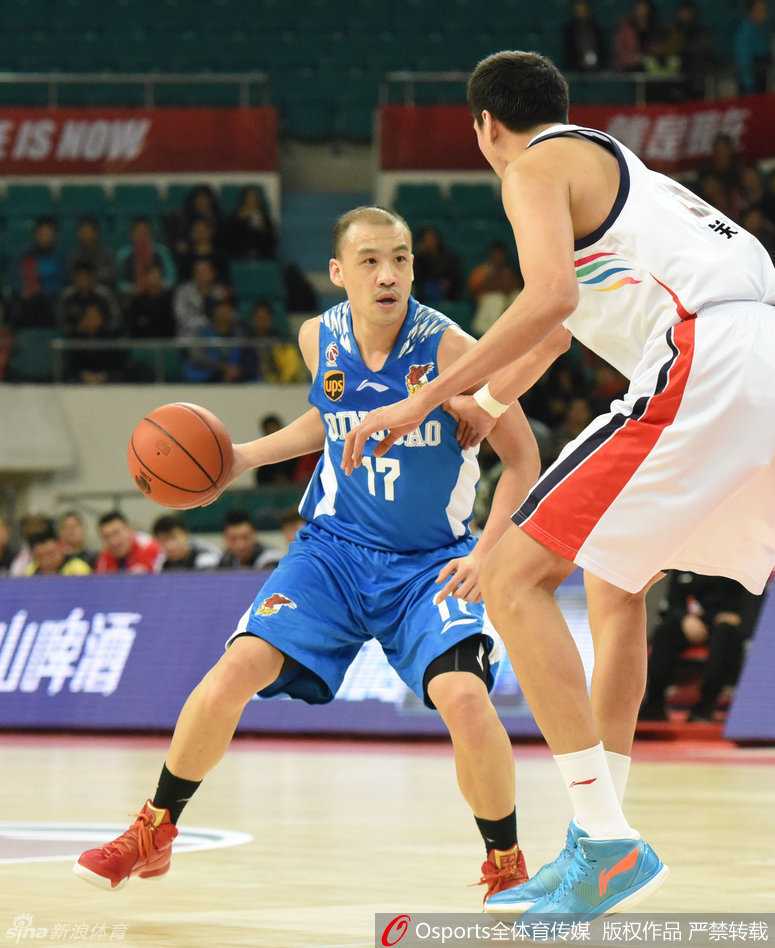 篮下硝烟群英会:从苏伟卡位到麦克鲁姆神射的经典战纪 王磊强突防线腾空上篮,防守者飞身封盖,皮球悬停在指尖与篮板之间,时间仿佛凝固