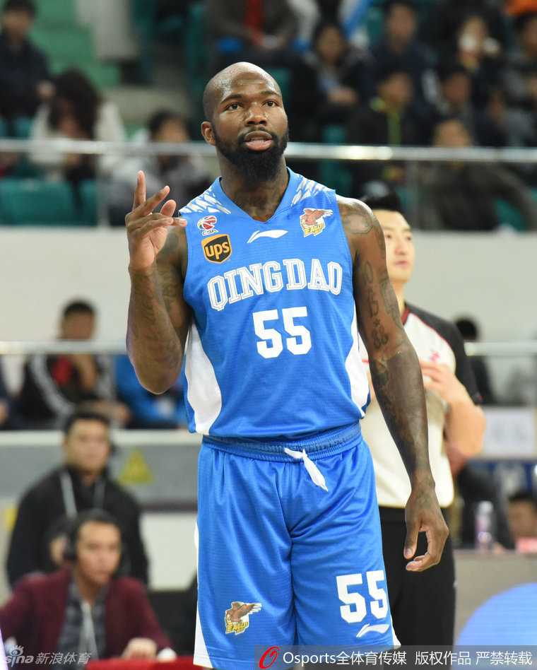 篮下硝烟群英会:从苏伟卡位到麦克鲁姆神射的经典战纪 张大宇高高跃起双手持球暴扣,篮筐在他巨大的力量下颤抖呻吟,对手只能无奈地仰望