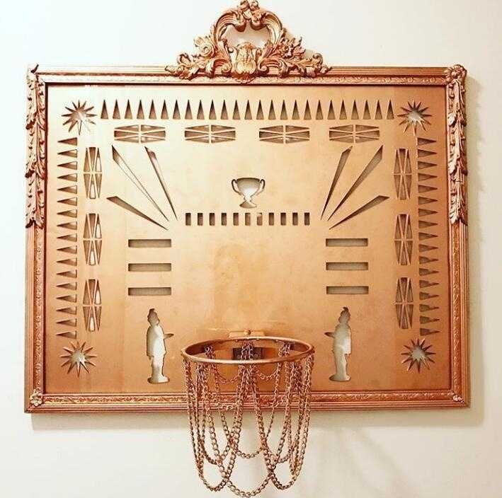 篮板之上:当篮球撞破传统边界,谁还忍心投篮 透过一块透明篮板看过去,背后的风景被微微扭曲,篮筐上缠绕着彩色的装饰物,让原本单调的训练变得像一场梦幻的游戏。