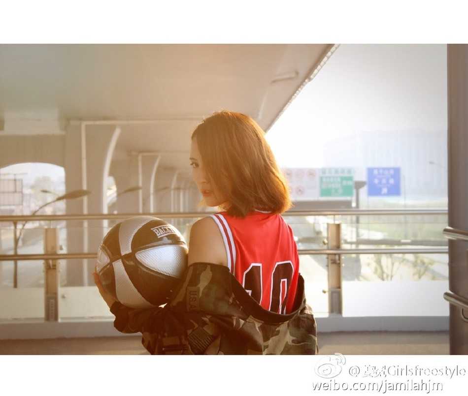 篮球与玫瑰:花式女孩姜冕的另类绽放 姜冕在球场上运球突破,动作流畅而迅捷,长长的头发在风中飞扬,展现出实战中的飒爽英姿。