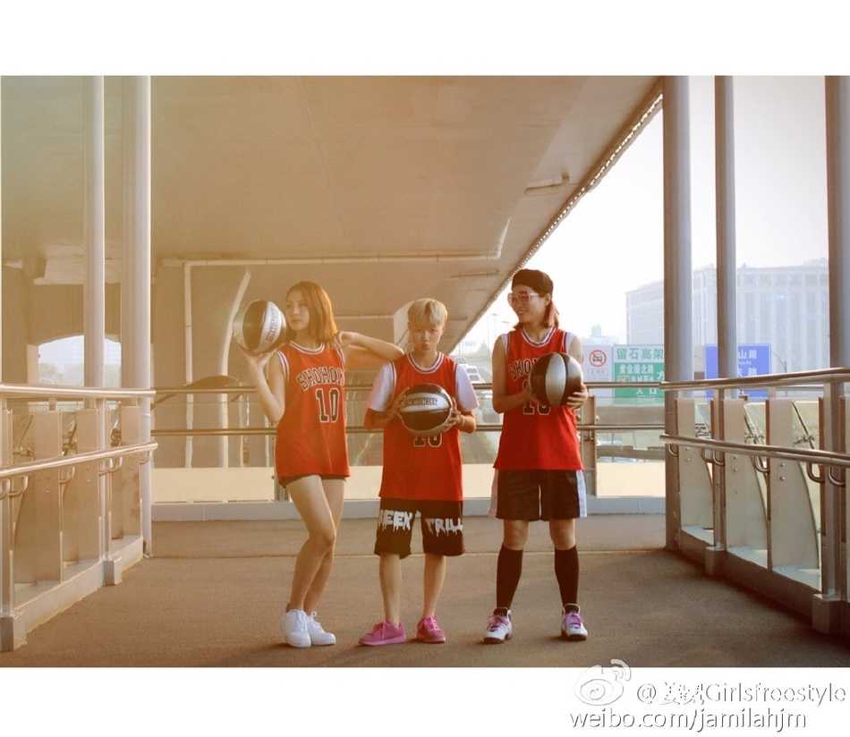 篮球与玫瑰:花式女孩姜冕的另类绽放 穿着白色球衣的姜冕在罚球线附近准备投篮,阳光洒在她认真的侧脸上,场边的观众都成了模糊的背景。