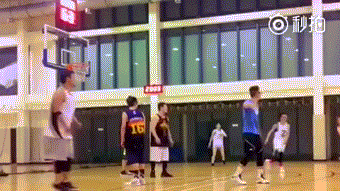 篮球场上的甜辣精灵:台湾“洗菜”用精准三分球书写热血篇章 身穿运动背心的洗菜在三分线外自信出手,篮球空心入网,只留下球网清脆的颤动