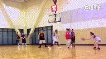 篮球场上的甜辣精灵:台湾“洗菜”用精准三分球书写热血篇章 面对防守者,洗菜冷静地做着胯下运球,随即突然干拔跳投,篮球稳稳命中篮筐