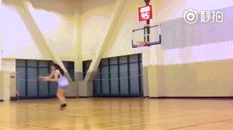 篮球场上的甜辣精灵:台湾“洗菜”用精准三分球书写热血篇章 洗菜在球场上快速运球变向,晃过防守后急停跳投,动作一气呵成充满爆发力