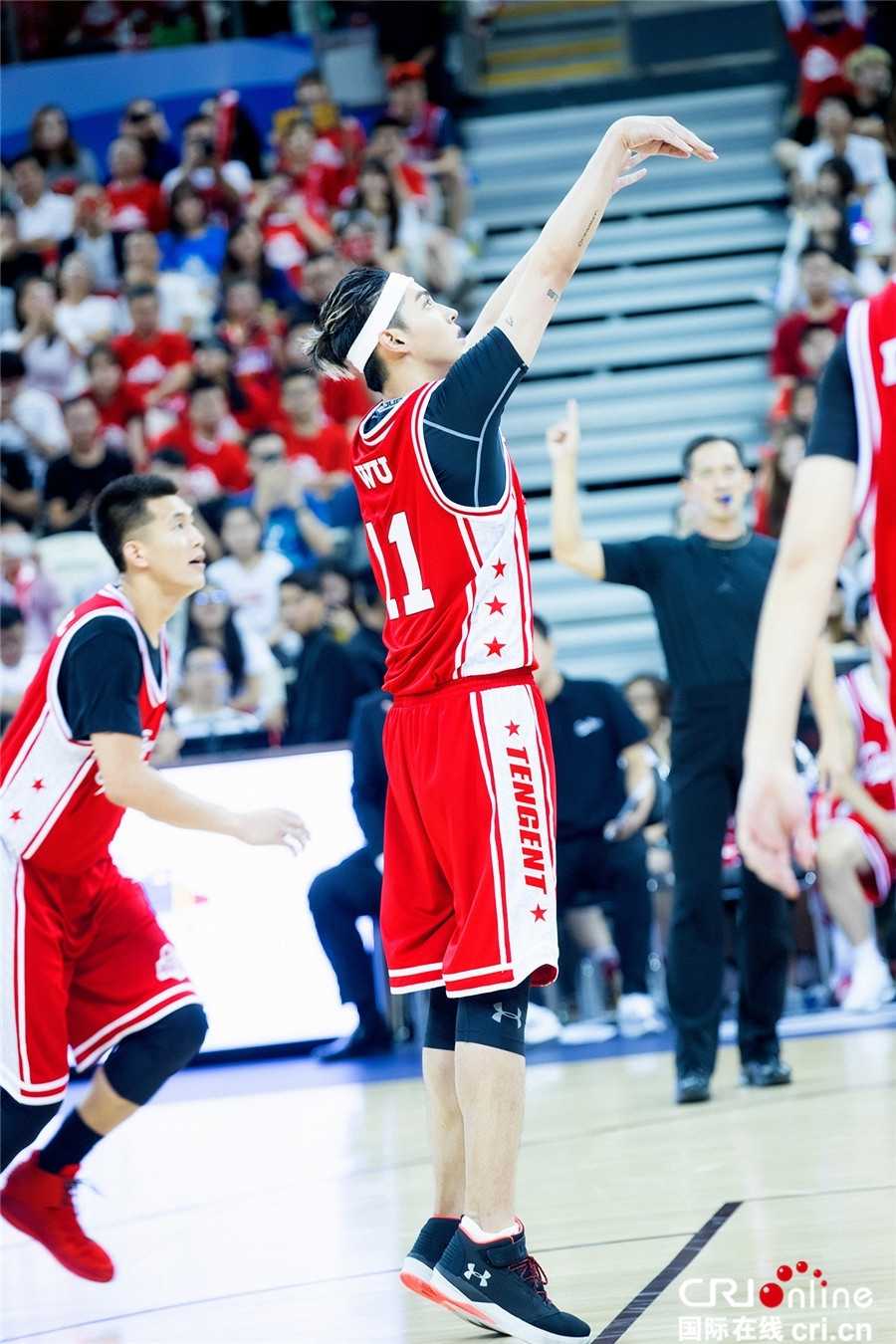 吴亦凡在比赛中尝试高难度抛投，动作舒展流畅，将演艺天赋与运动基因完美融合在篮球场上