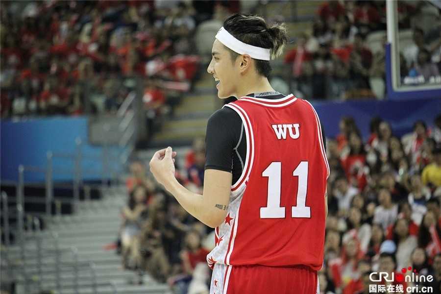 面对高大的防守者，吴亦凡毫无惧色高高跃起投篮，专注的神情印证着他常说的只要站在场上就会全力以赴