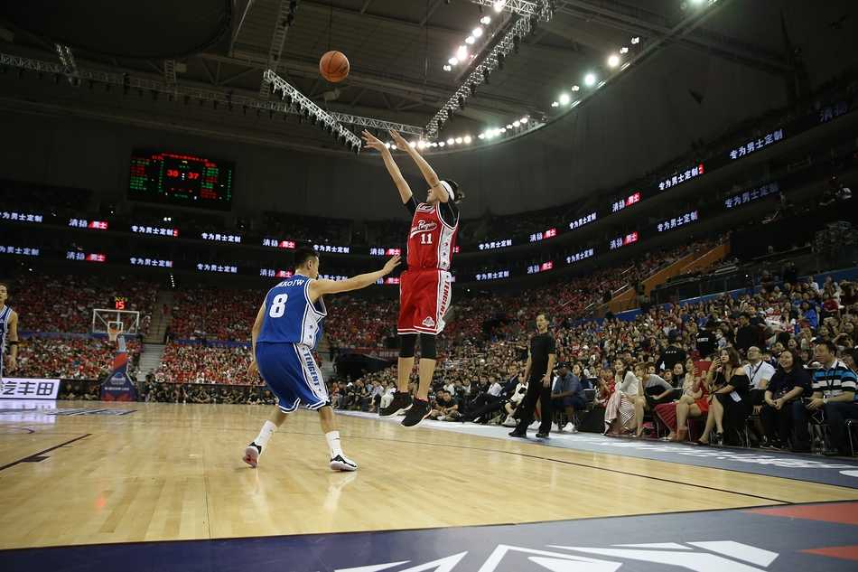 身穿红色队服的吴亦凡在场上快速奔跑，脸上洋溢着发自内心的笑容，这一刻他只是一个享受篮球的大男孩