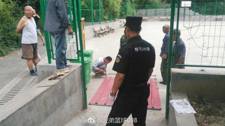 篮球场之争落幕:洛阳王城公园关闭球场,另辟新地平息风波 曾经热闹非凡的球场如今大门紧锁,一张白色的告示贴在铁门上,上面写着封闭通知,只留下门外几双迷茫的眼睛,仿佛在诉说着无处安放的运动热情。
