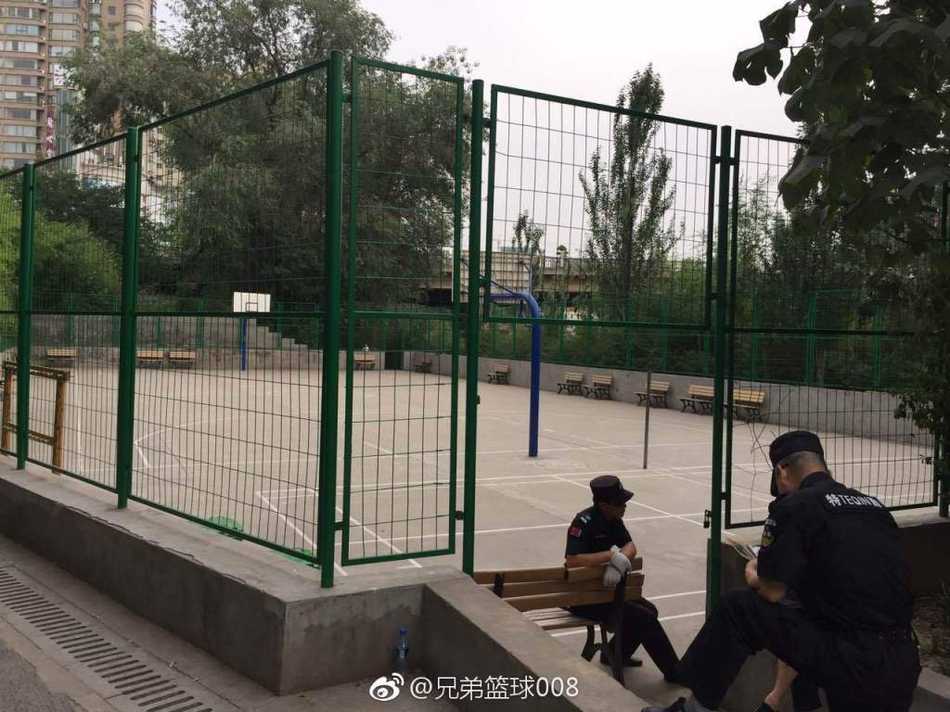 篮球场之争落幕:洛阳王城公园关闭球场,另辟新地平息风波 画面中这位满头银发的大爷曾是球场上的主力舞者,此刻他指着脚下的新场地,神情严肃地向公园工作人员表达着不满,似乎在诉说地面不平给这群平均年龄六十岁以上的舞友带来的困扰与不安。