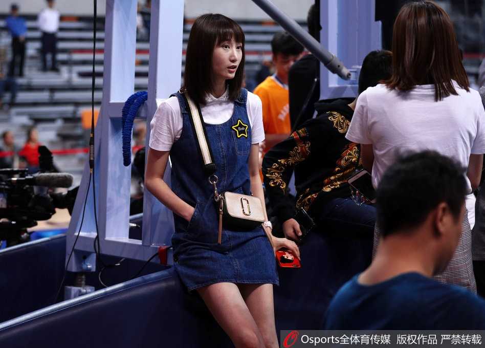 篮球场边的最美风景:周鹏妻子刘美见证“粤川战”的柔情时刻 刘美在比赛暂停间隙轻轻拨弄长发,眼神不经意间掠过镜头,既有少女般的灵动,又有成熟女性的从容。这条牛仔裙与她188厘米的身高相得益彰,让她在场边人群中脱颖而出。