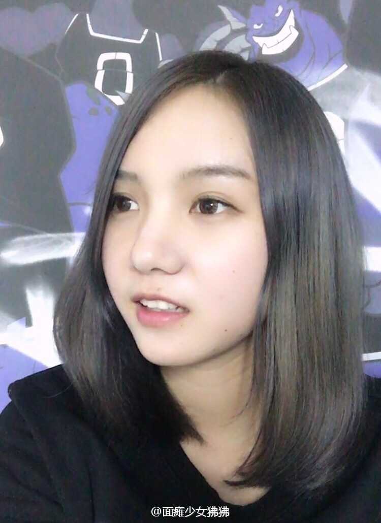 徐蓓佩在阳光下运球前行，充满活力的身影仿佛一道靓丽的风景线，让人感受到篮球带来的青春与朝气。