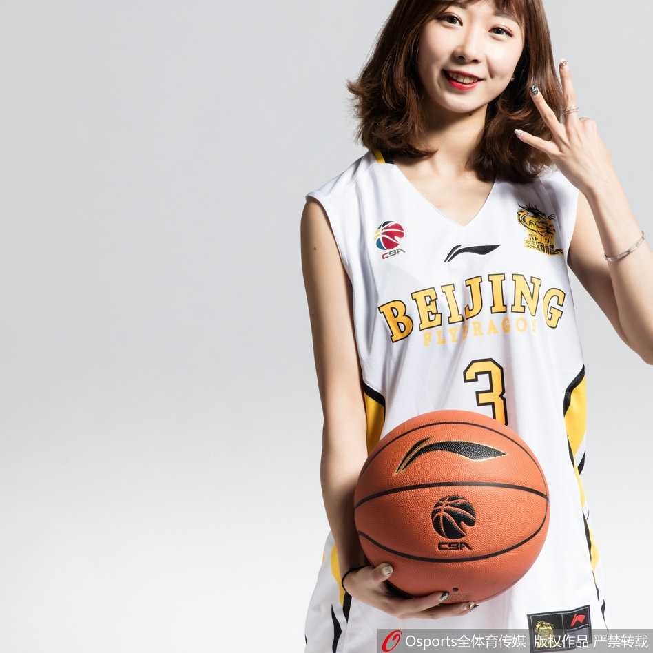 啦啦队员手持金色花球，腾空跃起，瞬间定格力与美。